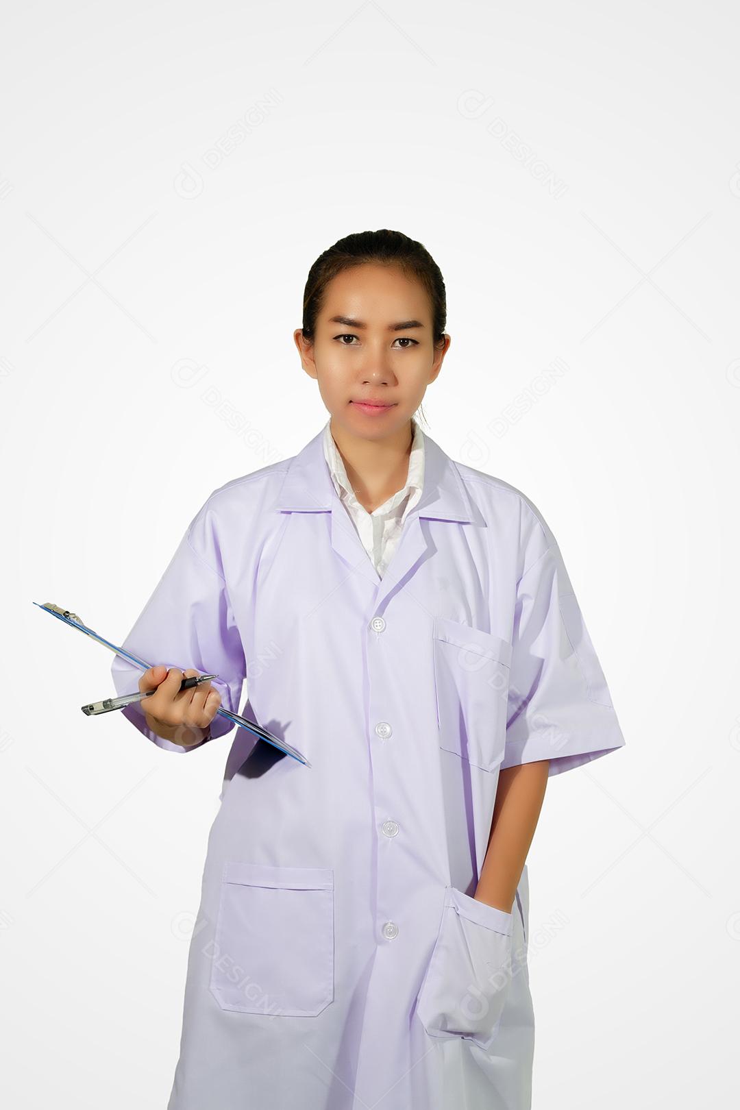 farmacêutico químico e médico mulher asiática com verificação de estetoscópio e prancheta