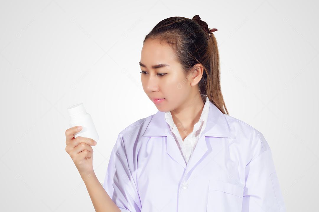 mão do médico segurando o frasco de remédio no fundo branco