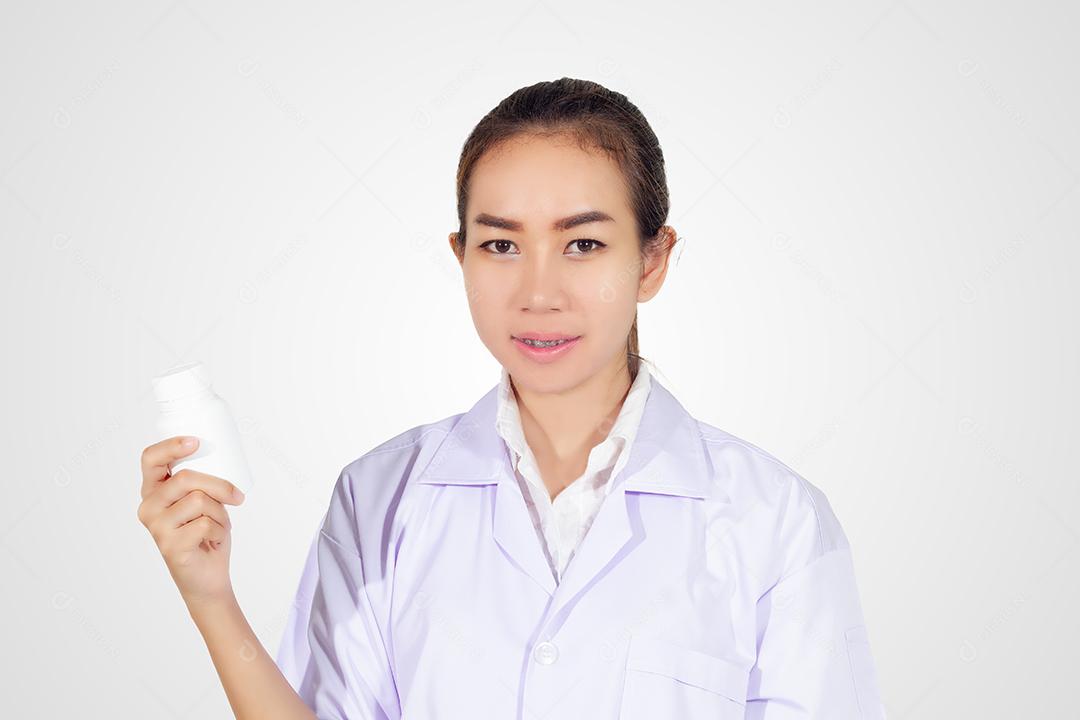 mão do médico segurando o frasco de remédio no fundo branco