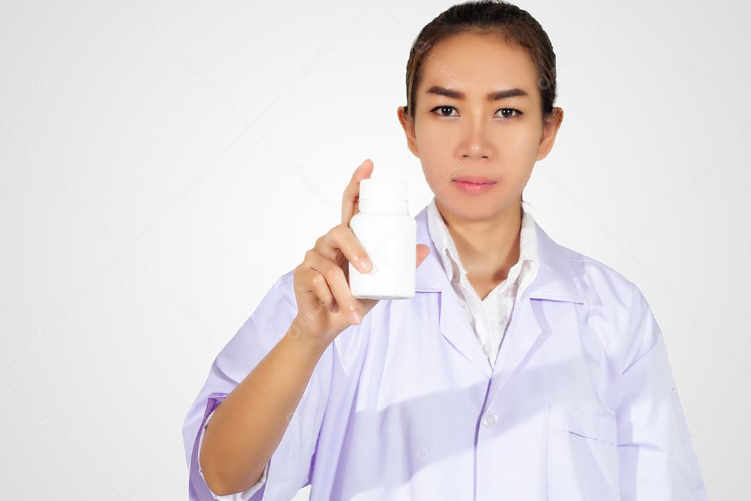 mão do médico segurando o frasco de remédio no fundo branco