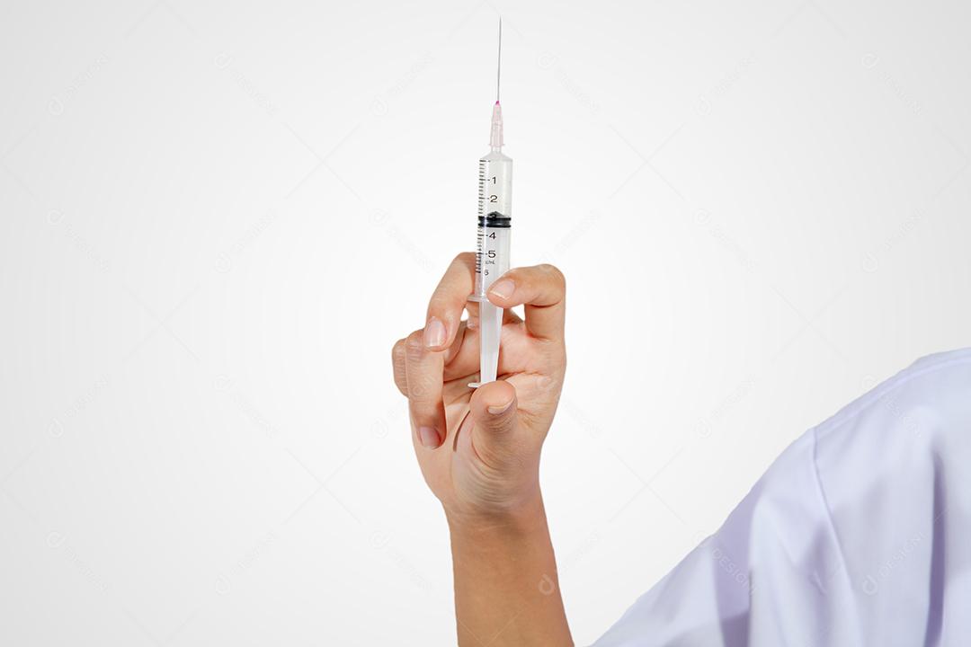 Médico segurando seringa de injeção médica e equipamento de vacinação de plástico de medicina com agulha. Enfermeira