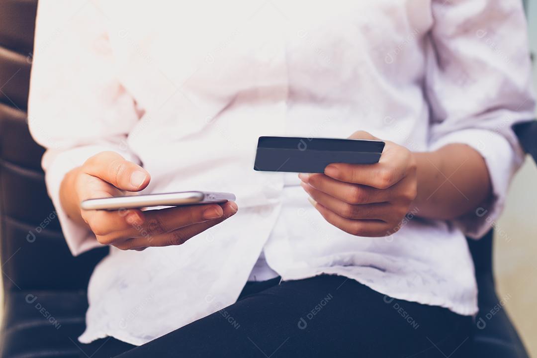 mulher asiática usando telefone e cartão de crédito compras on-line, foco seletivo disponível