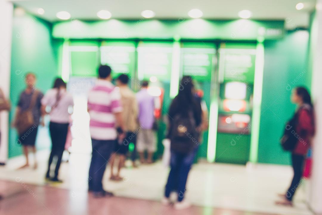 turva de pessoas na fila para sacar dinheiro no caixa eletrônico