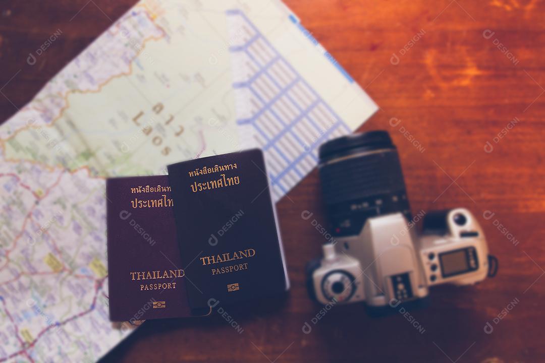 Passaporte e câmera da Tailândia no mapa para viagens mundiais e viagens na ásia