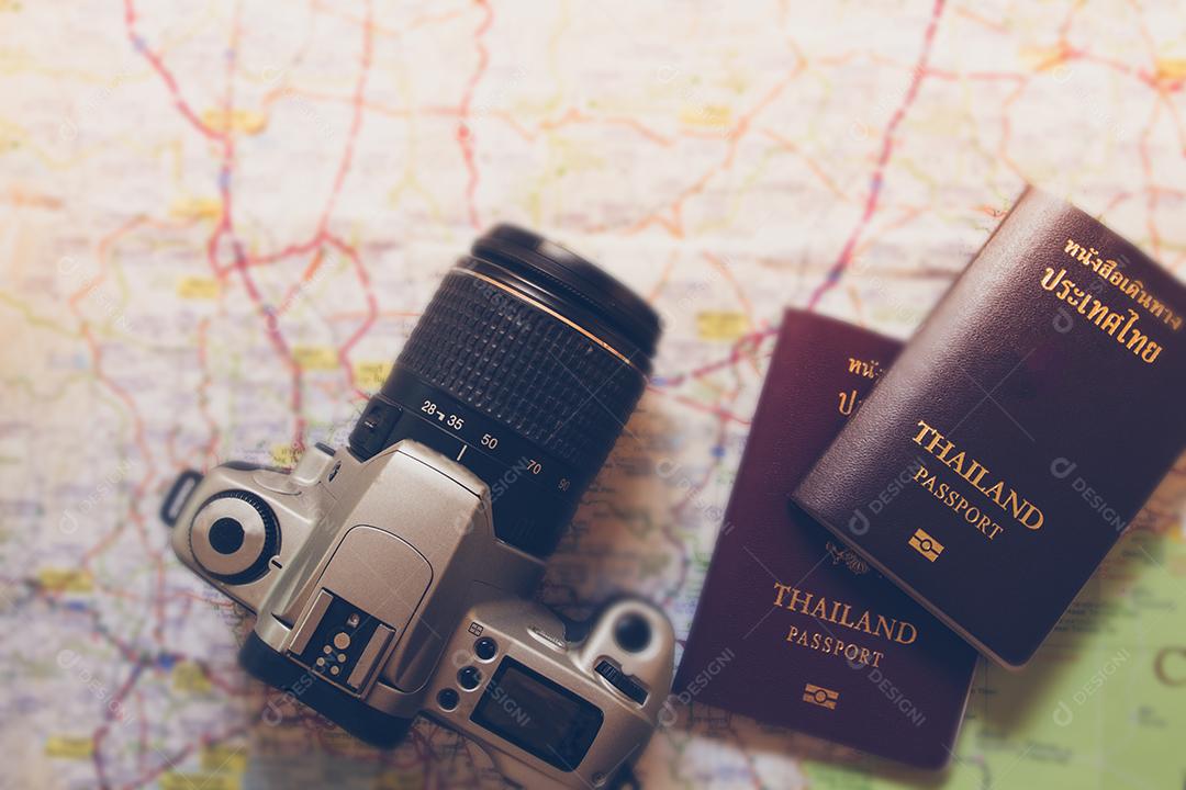 Passaporte e câmera da Tailândia no mapa para viagens mundiais e viagens na ásia