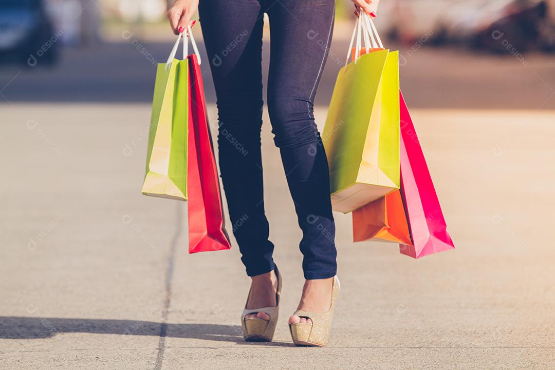 Mulher asiática e linda garota estão segurando sacolas de compras sorrindo enquanto fazem compras