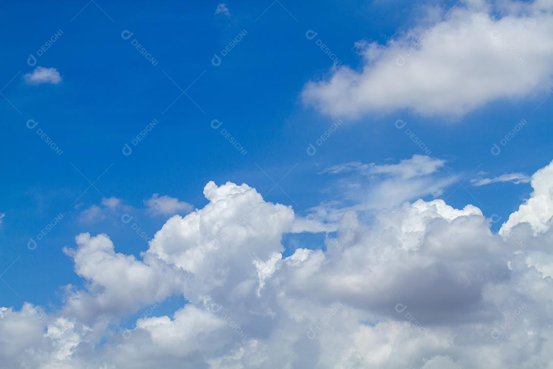 linda de nuvens e céu azul