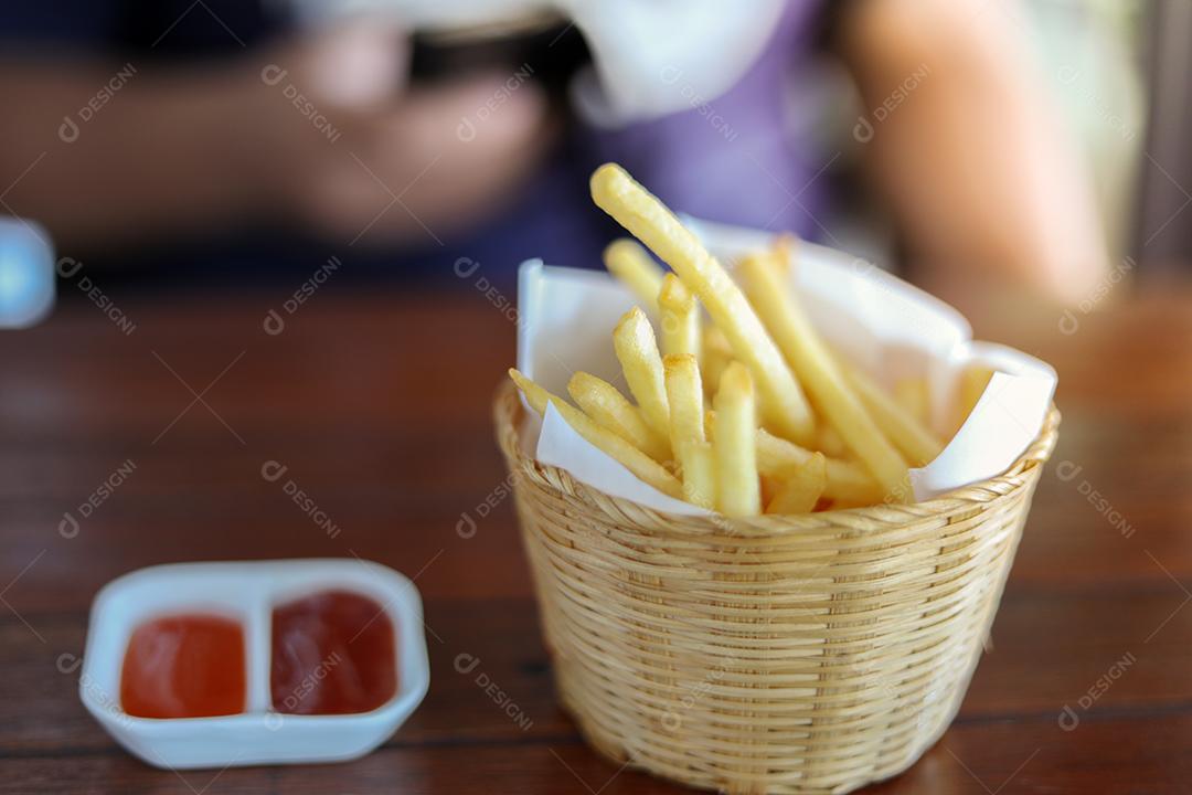 batatas fritas sobre uma mesa de madeira restaurante