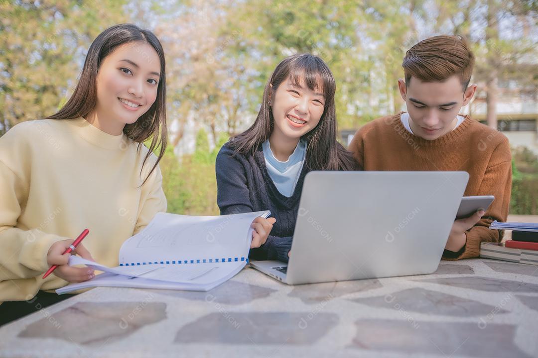 Alunos do Grupo Sorriam e se divertem Também ajuda a compartilhar ideias no trabalho e no projeto