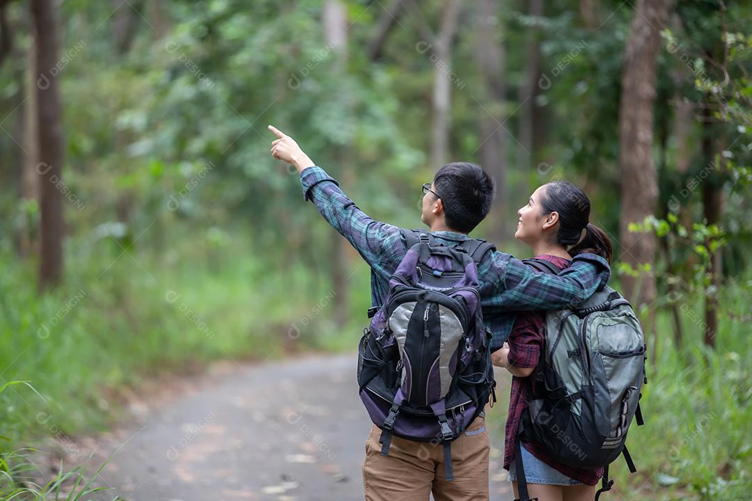 Grupo asiático de jovens caminhando juntos e olhando o mapa da câmera fotográfica pela viagem e parecendo feliz, Relax o férias em tempo de férias