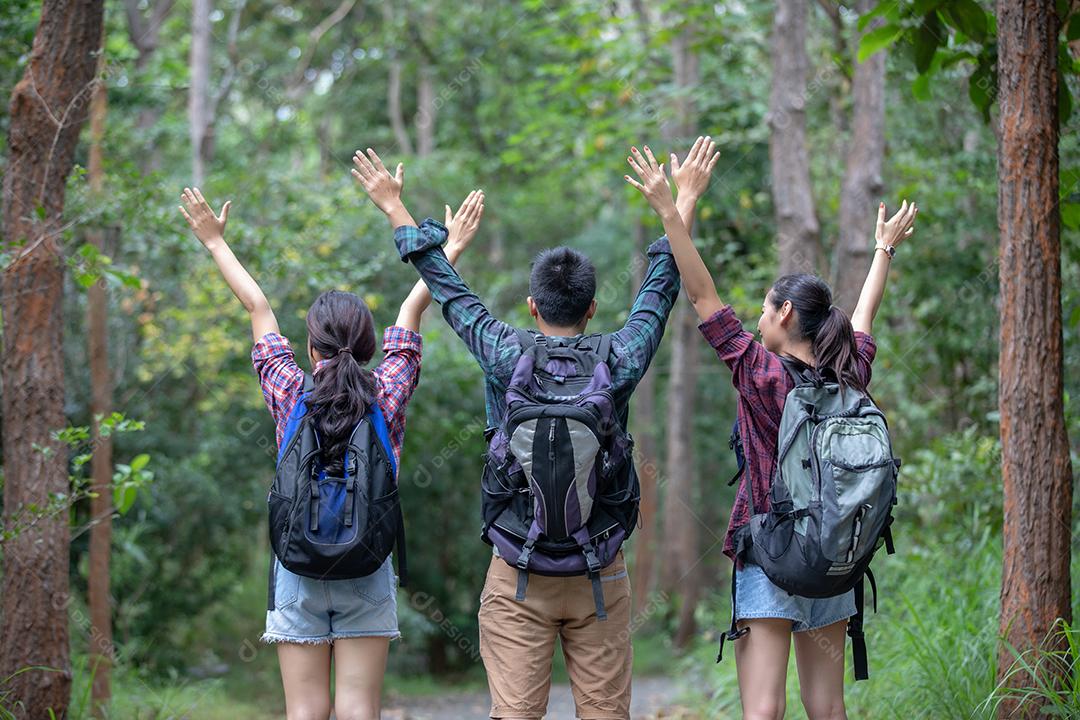 Grupo asiático de jovens caminhando juntos e olhando o mapa da câmera fotográfica pela viagem e parecendo feliz, Relax o férias em tempo de férias