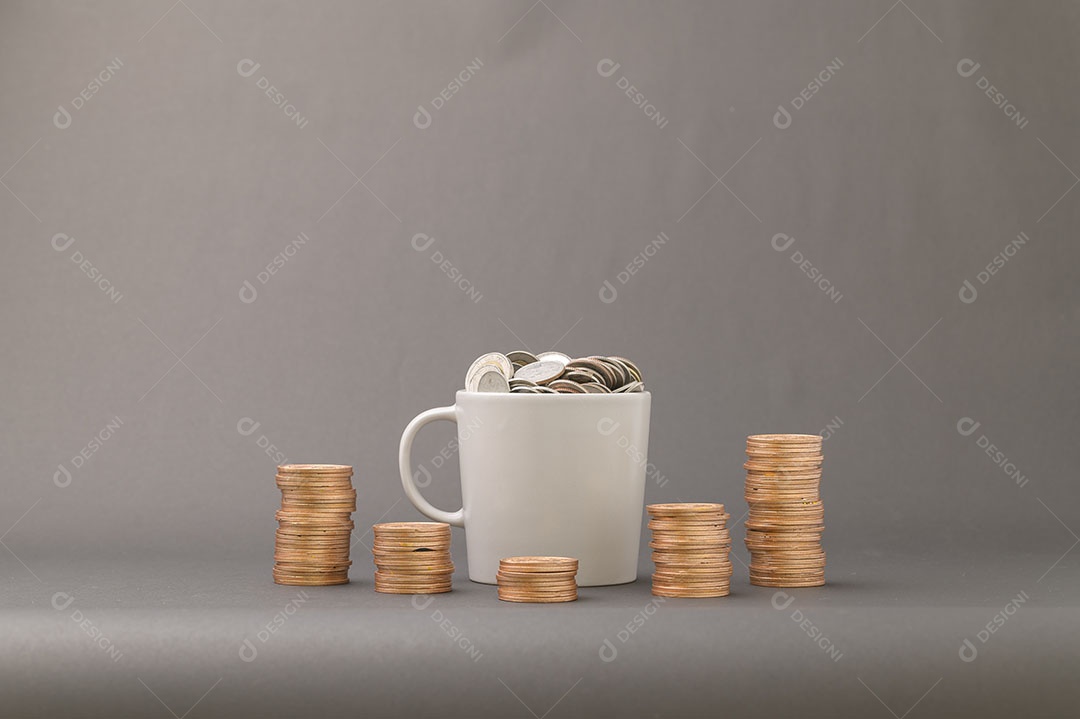 Conceito de moedas empilhadas Finanças para aumentar a renda, investir em ações