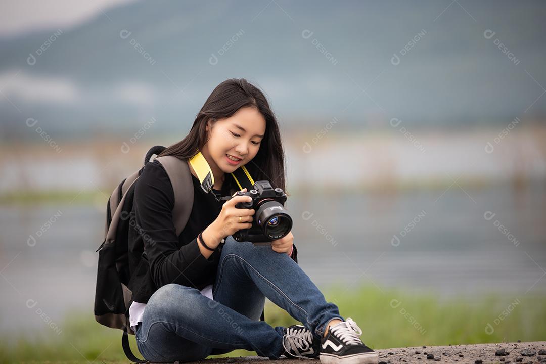 mulher jovem sian caminhadas com mochilas de amigos caminhando juntos e olhando o mapa