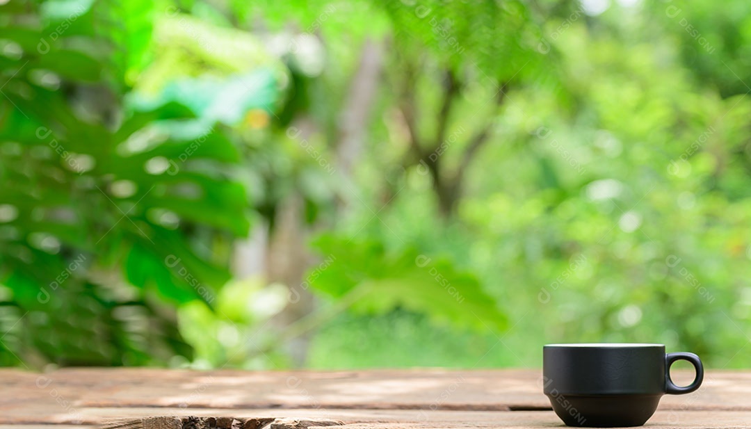 Xícara de café na mesa de madeira