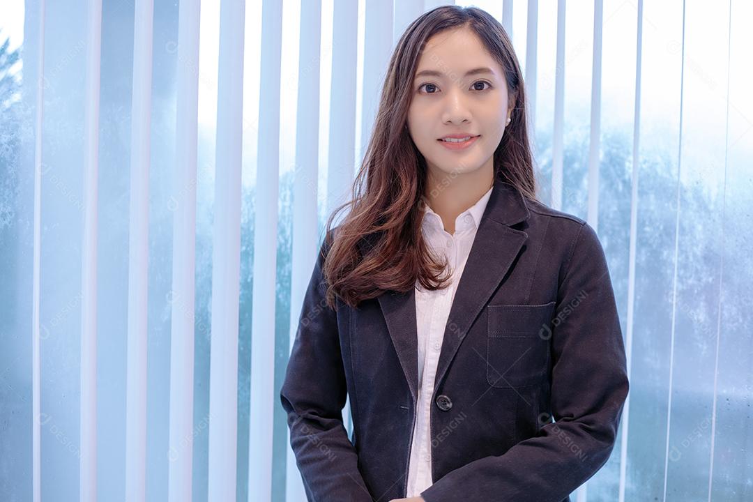 Mulher asiática sorrindo felizes por trabalhar