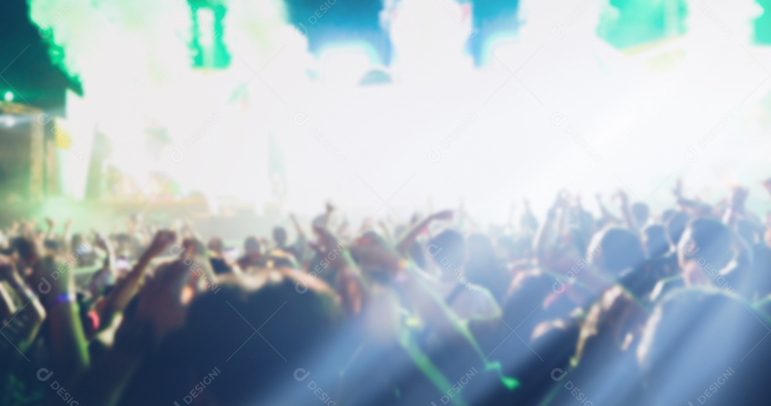 Desfocado de silhuetas de multidão de concerto na visão traseira do festival