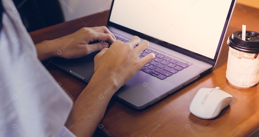 Mulheres de negócios asiáticos usando notebook e sorrindo felizes para trabalhar