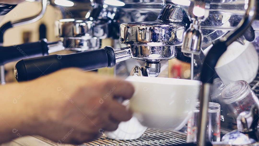 Homens asiáticos Barista usando máquina de café no balcão da cafeteria