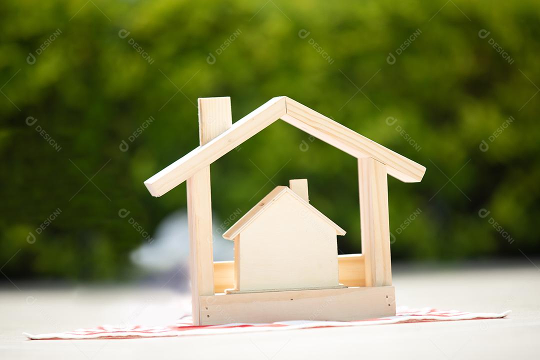 casa modelo na parede com bokeh de fundo no parque público.