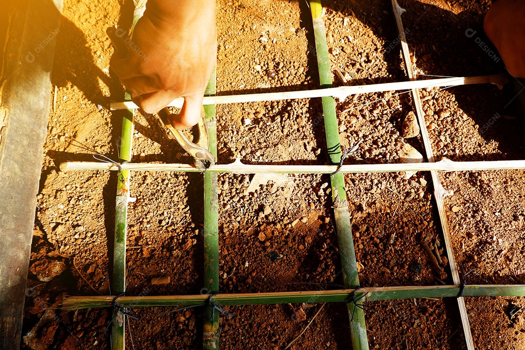 Pessoas trabalhando sobre obra
