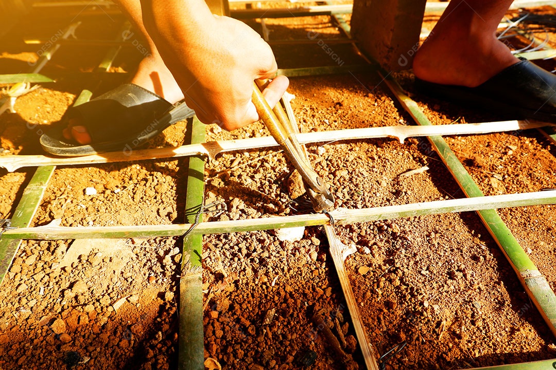 Pessoas trabalhando sobre obra
