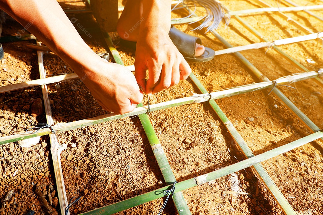 Pessoas trabalhando sobre obra