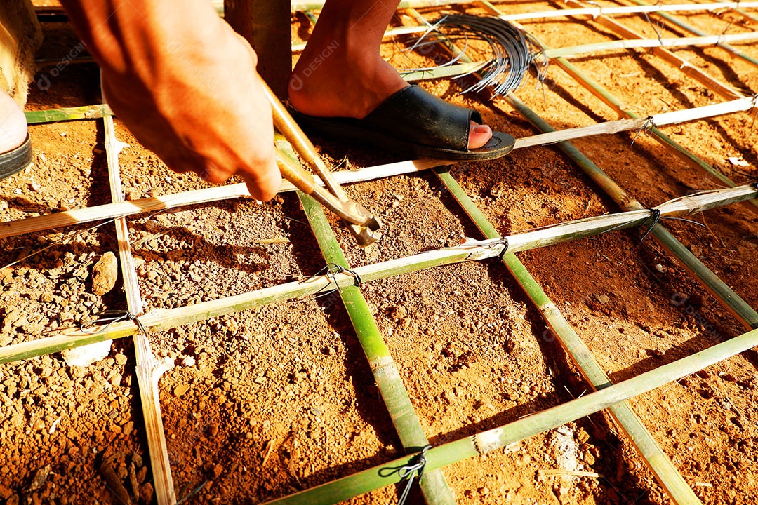 Pessoas trabalhando sobre obra