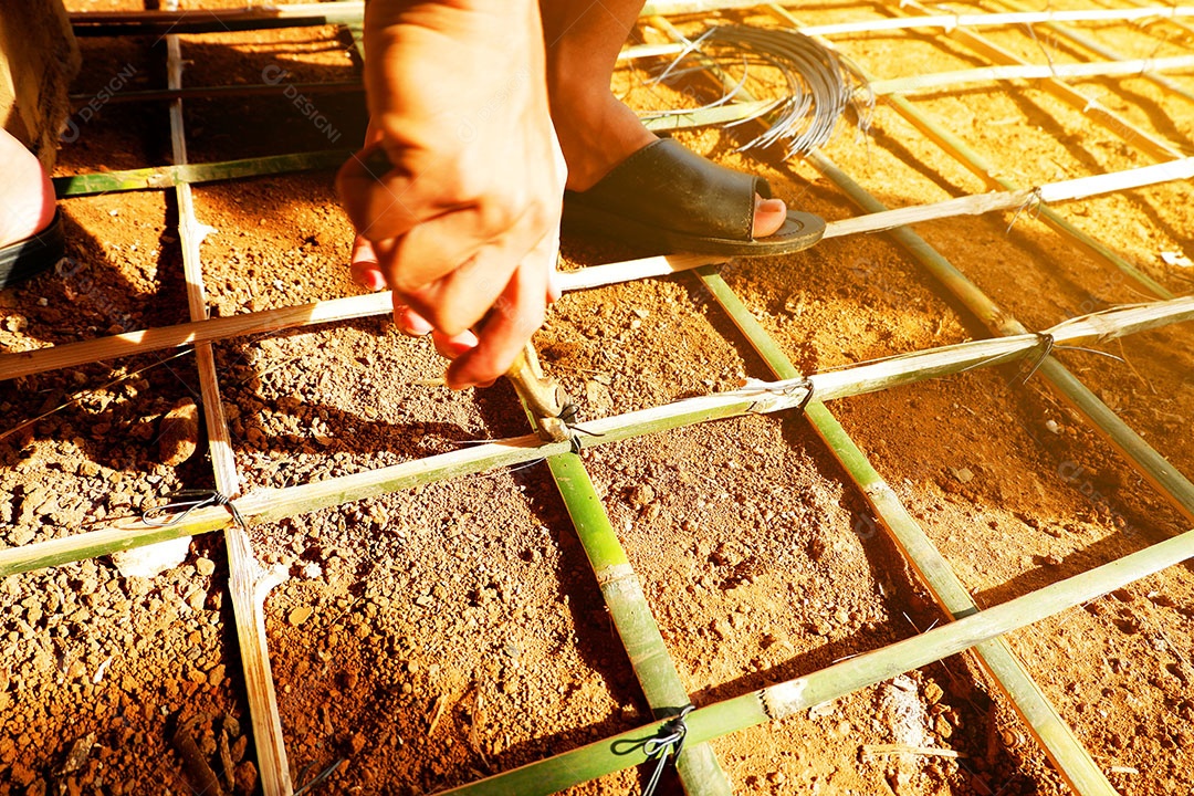Pessoas trabalhando sobre obra