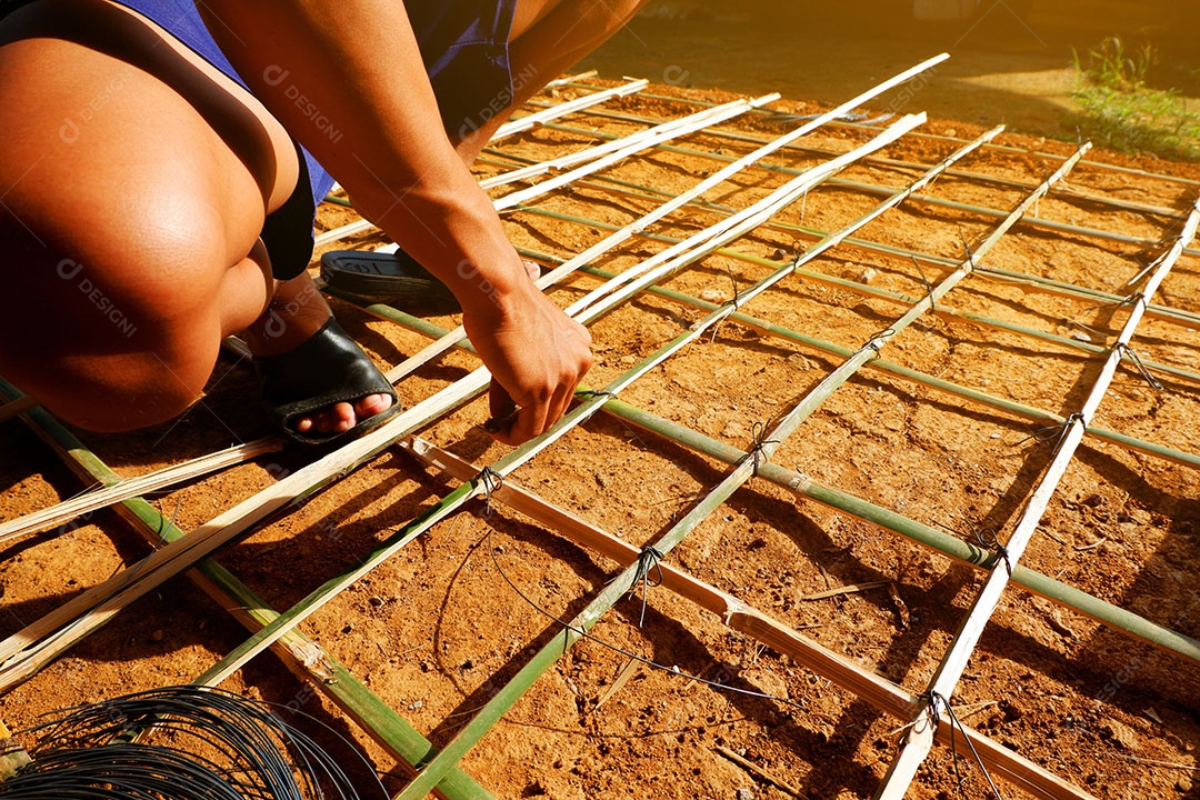 Pessoas trabalhando sobre obra