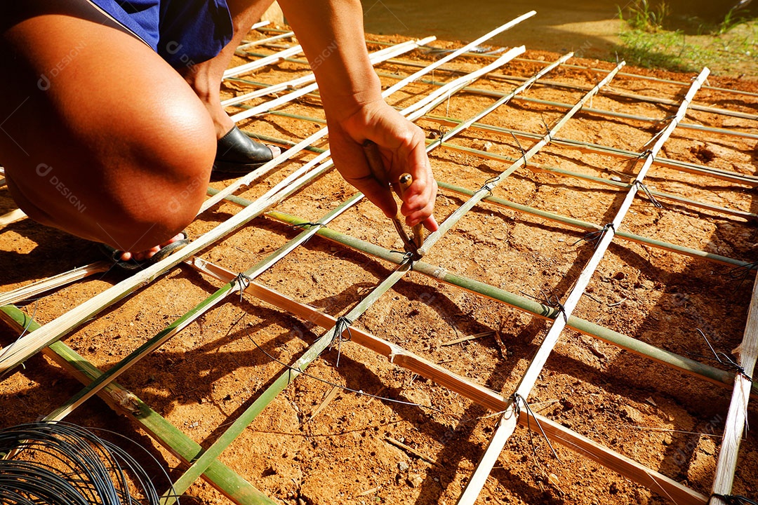 Pessoas trabalhando sobre obra