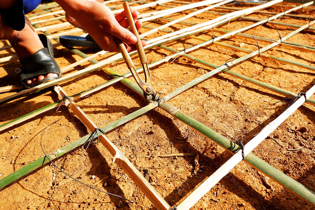 Pessoas trabalhando sobre obra