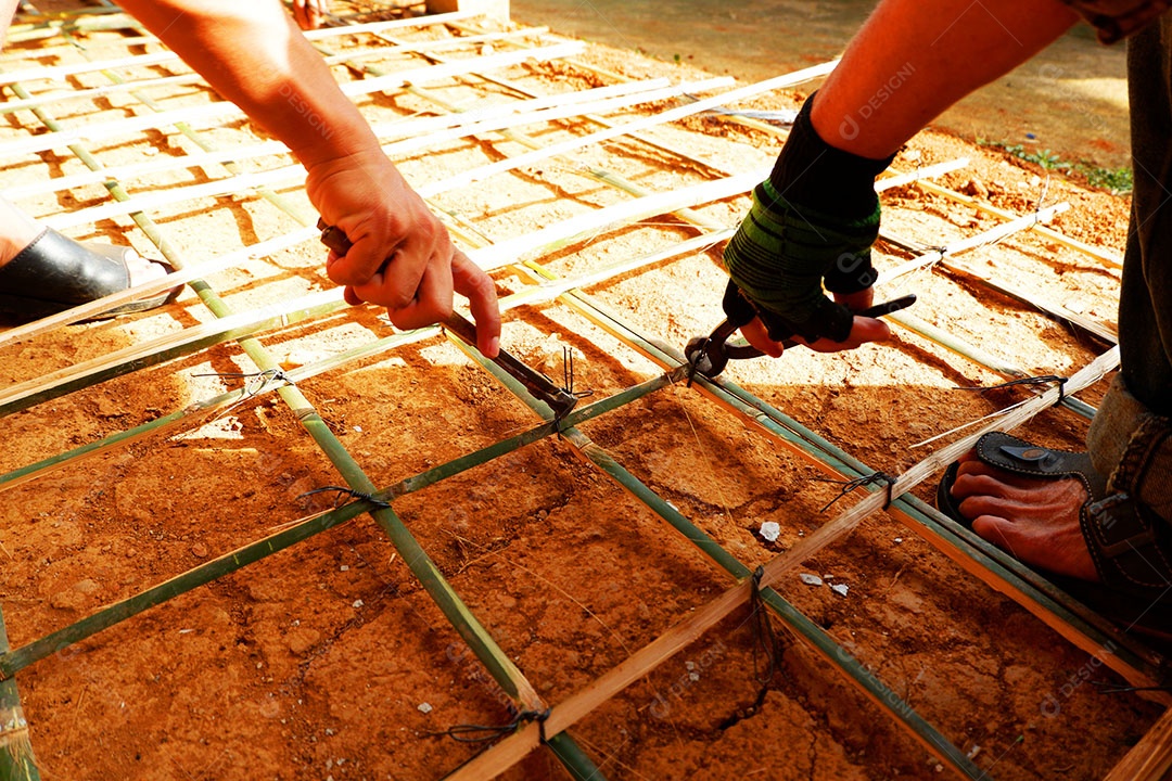 Pessoas trabalhando sobre obra