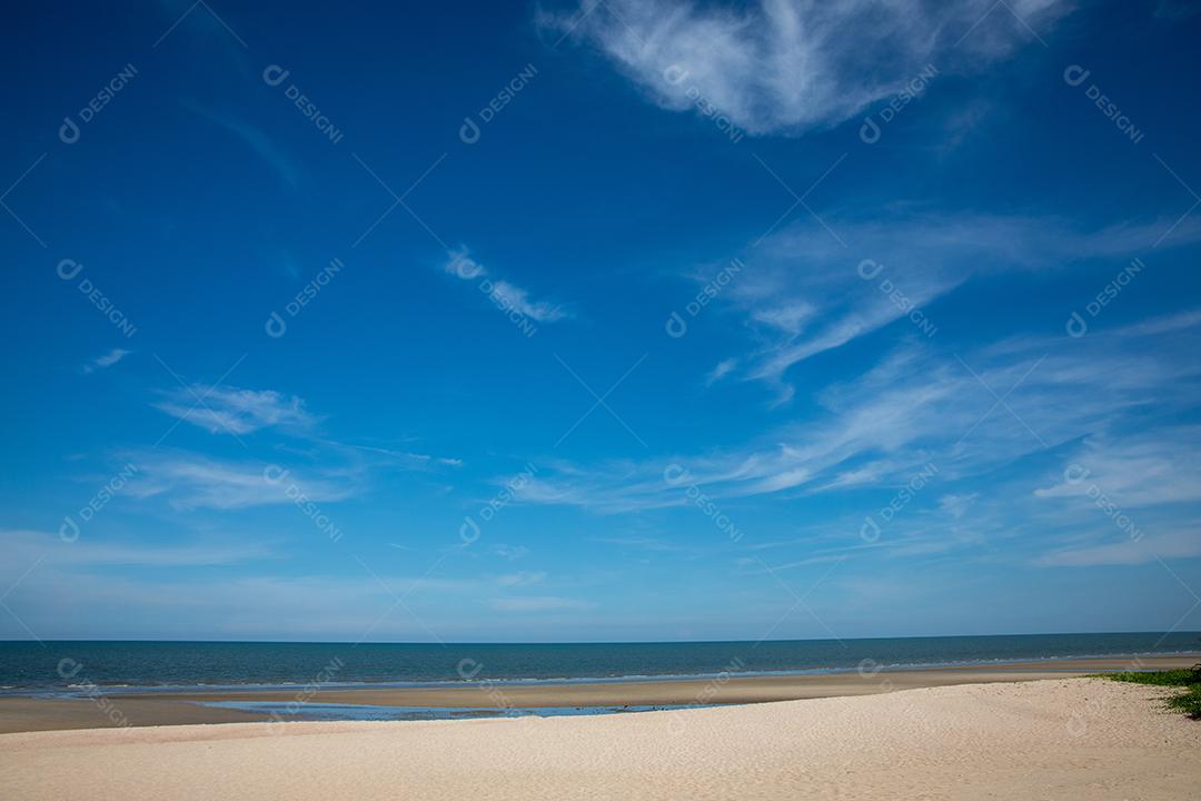 Lindas nuvens com fundo de céu azul no mar