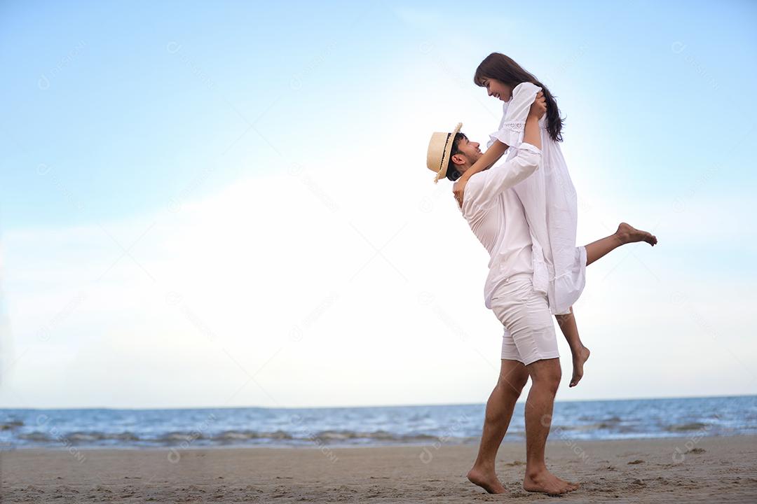 Feliz amante de casais românticos de mãos dadas caminhando na praia