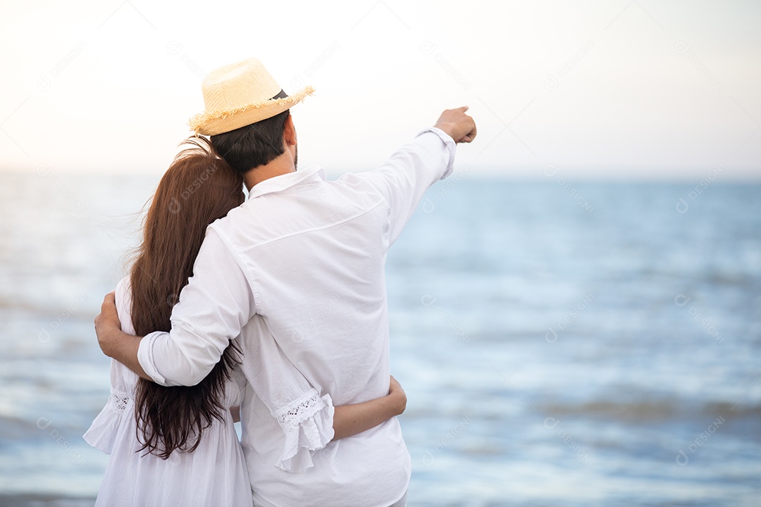 Amante de casais românticos felizes de mãos dadas andando