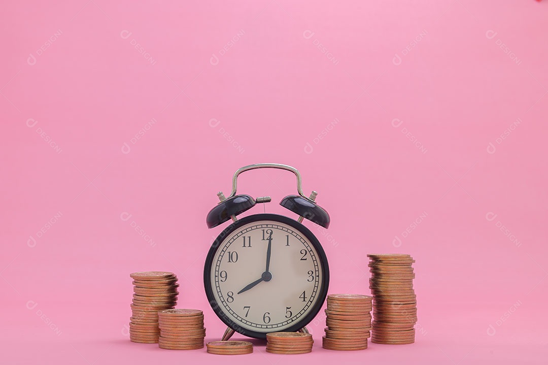 Estoques de crescimento financeiro de conceito de moeda empilhada investem receita