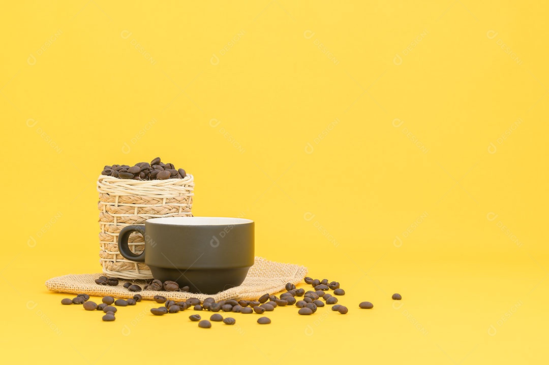 Canecas de café e grãos de café, bebidas energéticas