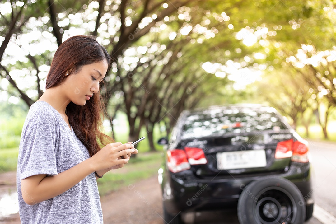 Mulher asiática usando telefone celular enquanto olha e homem estressado