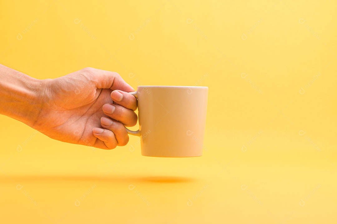 Mão segurando uma xícara de café, tomando café para dar energia.