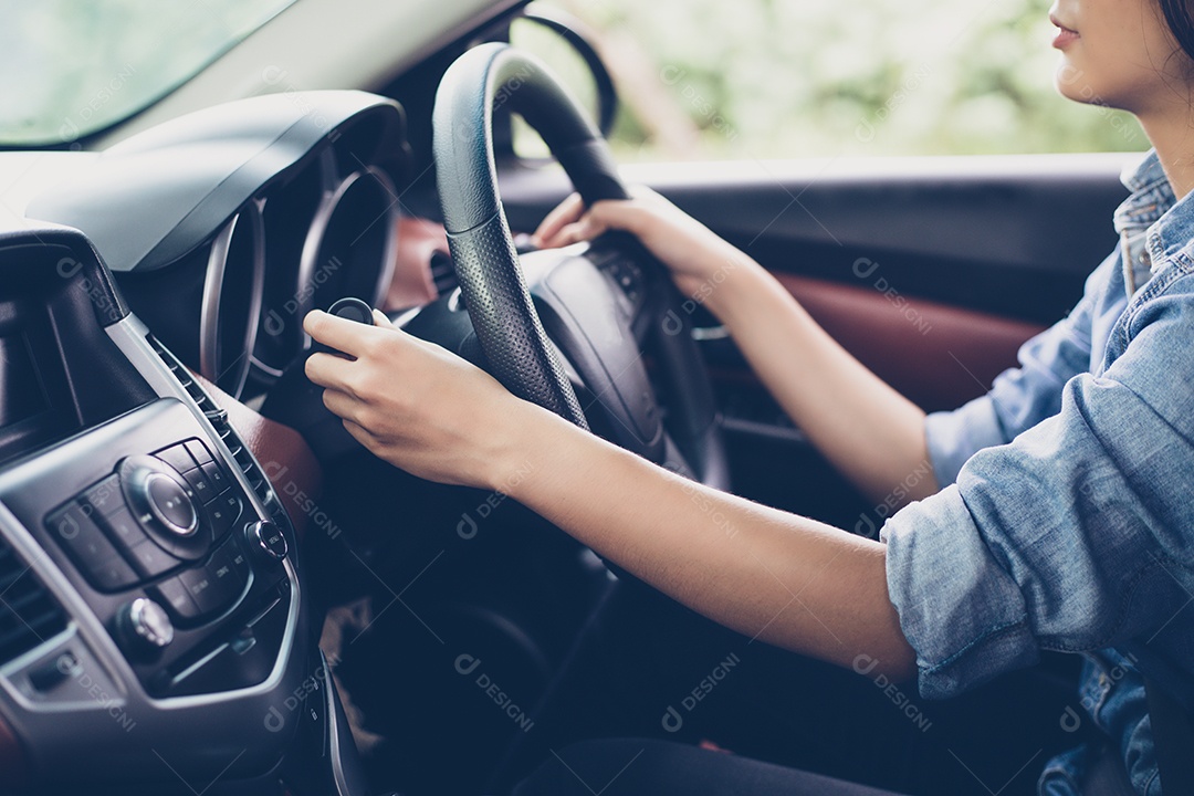 Mãos de mulheres asiáticas Aperte o botão Turn Signal, abotoe o carro