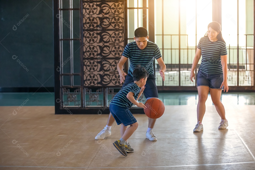 Família asiática jogando basquete juntos. Família feliz gastando