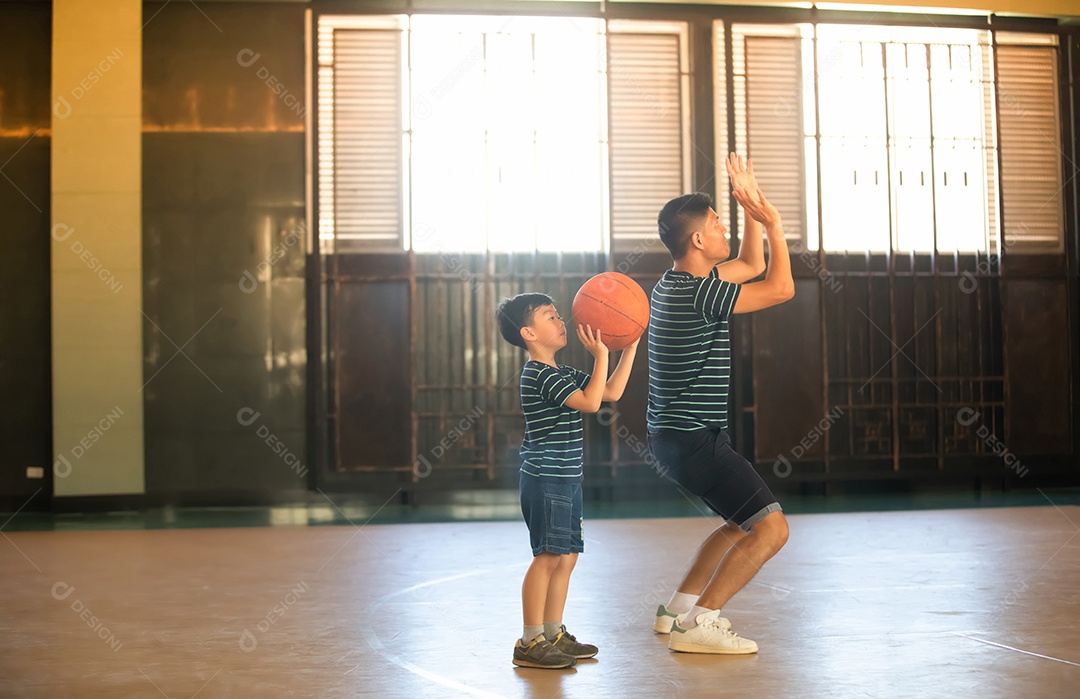 Família asiática jogando basquete juntos. Família feliz gastando