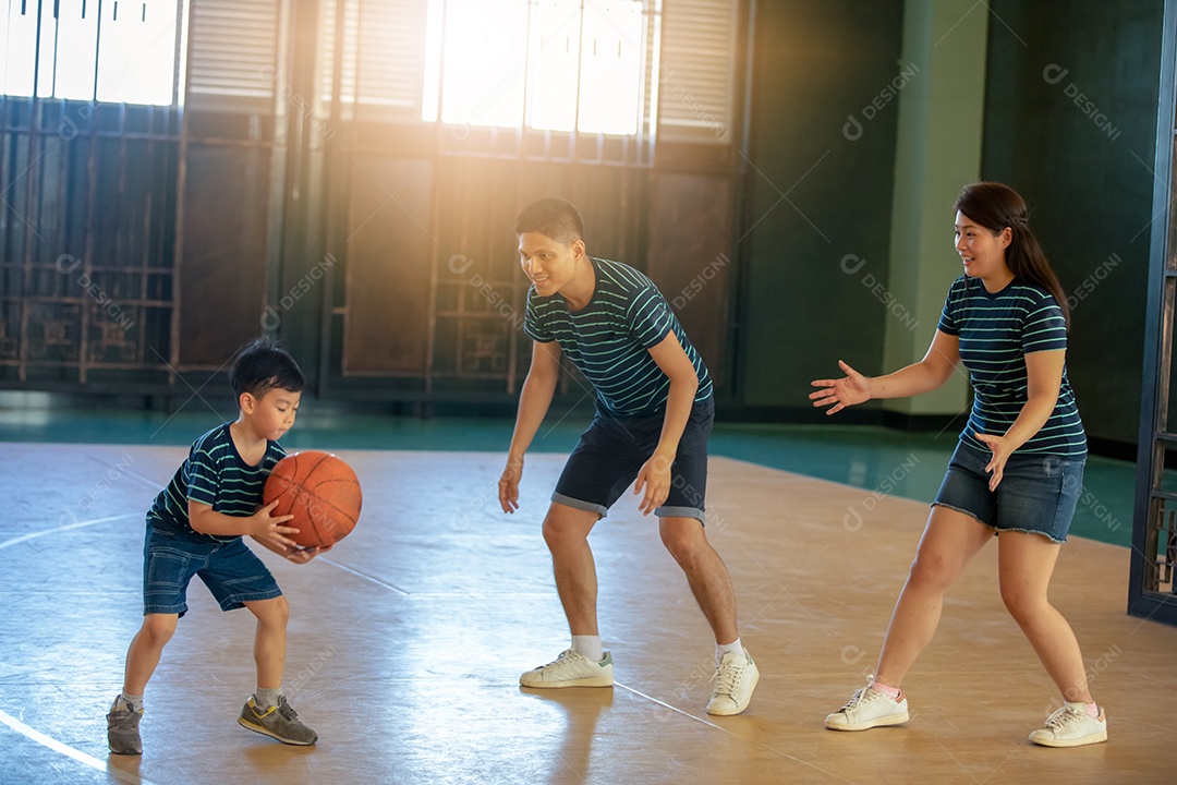 Família asiática jogando basquete juntos. Família feliz gastando