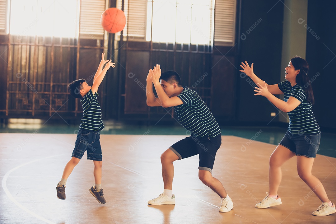 Família asiática jogando basquete juntos. Família feliz gastando