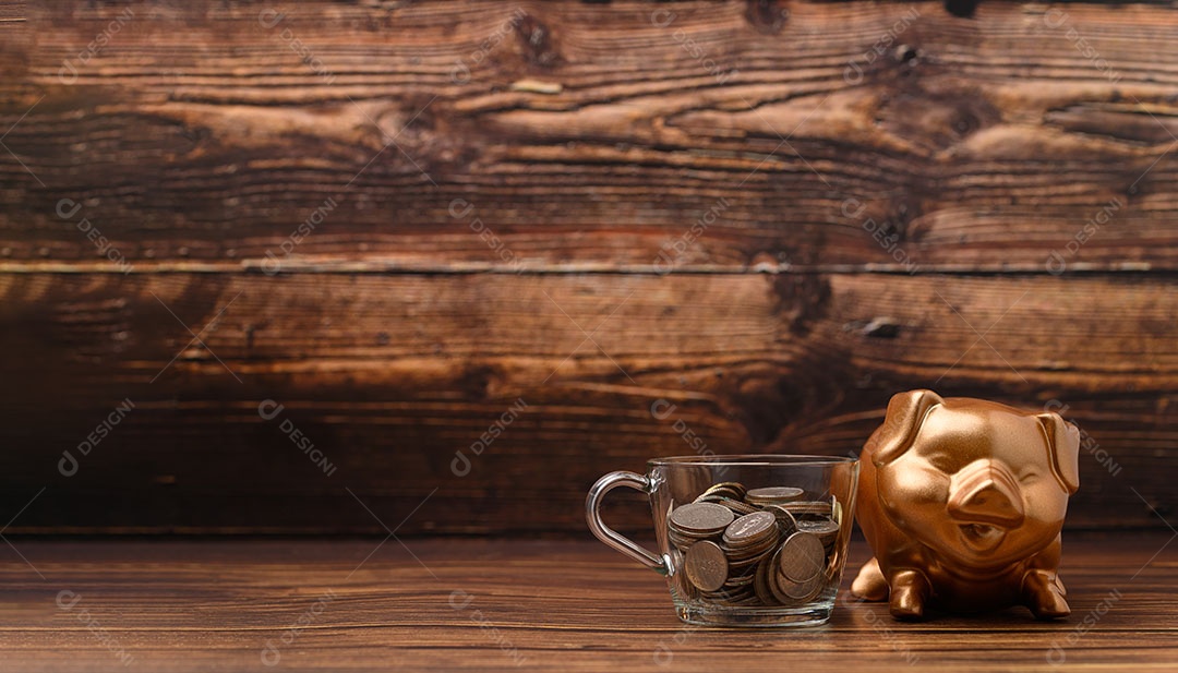 Cofrinho mostrando poupança, renda, investimentos, ações