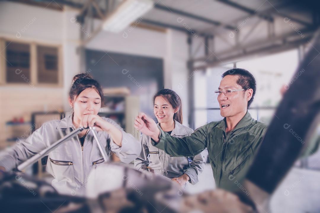 Estudantes asiáticos Engenheiros e técnicos estão consertando aeronaves