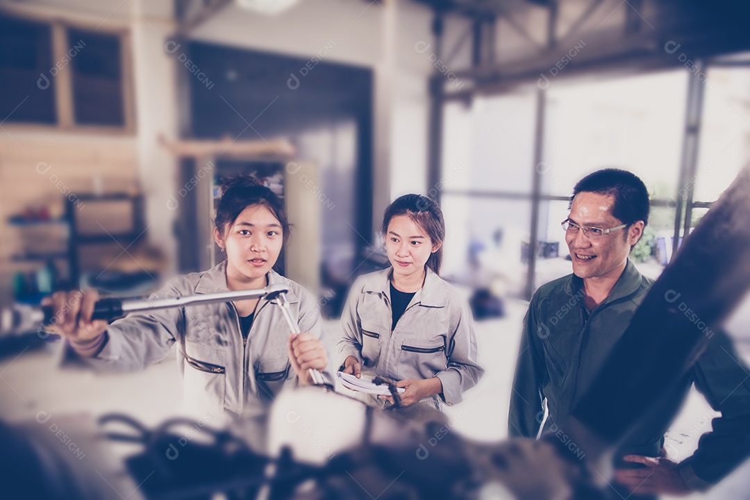 Estudantes asiáticos Engenheiros e técnicos estão consertando aeronaves