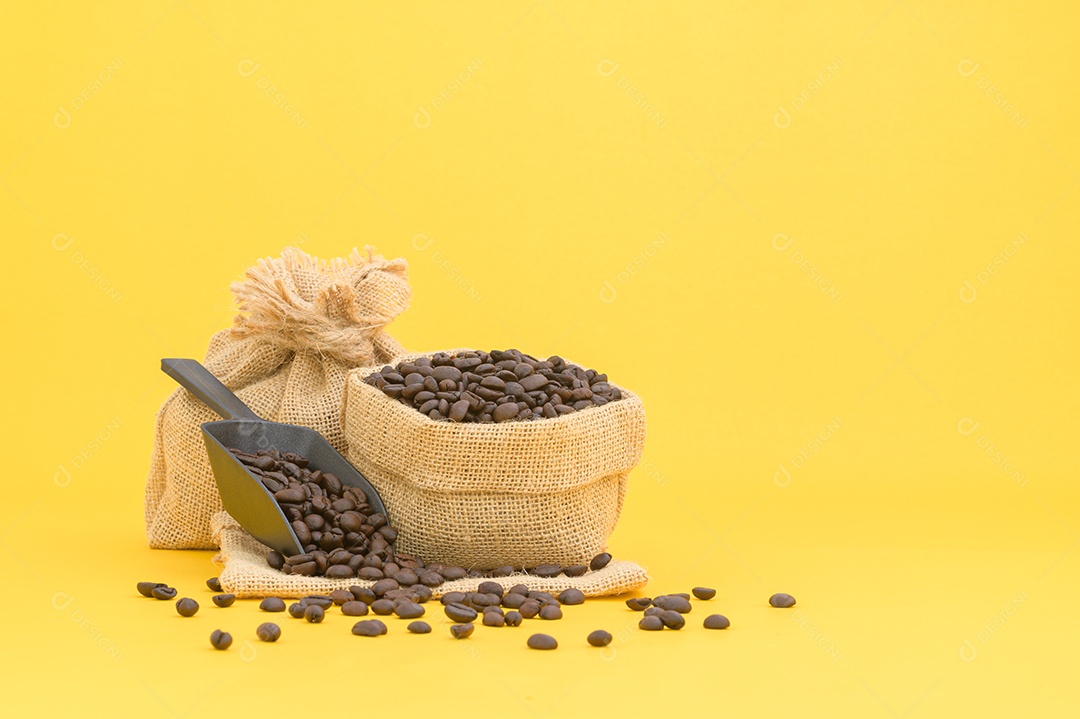 Cena de fundo amarelo de grãos de café terminais