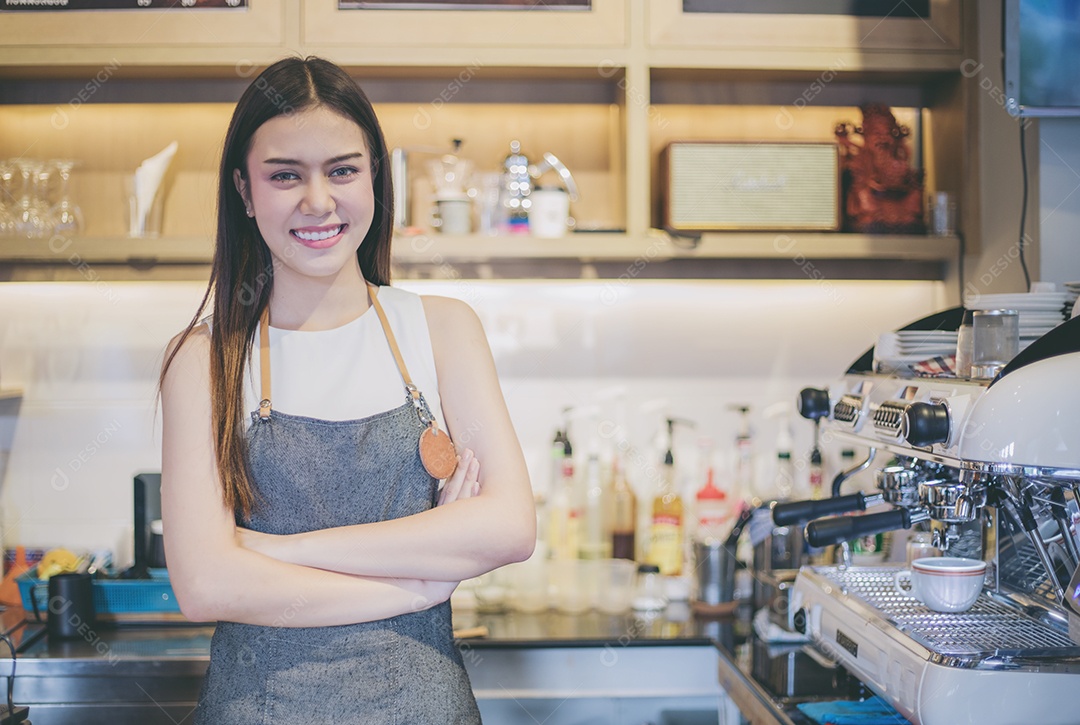 Mulheres asiáticas Barista sorrindo e usando máquina de café no café