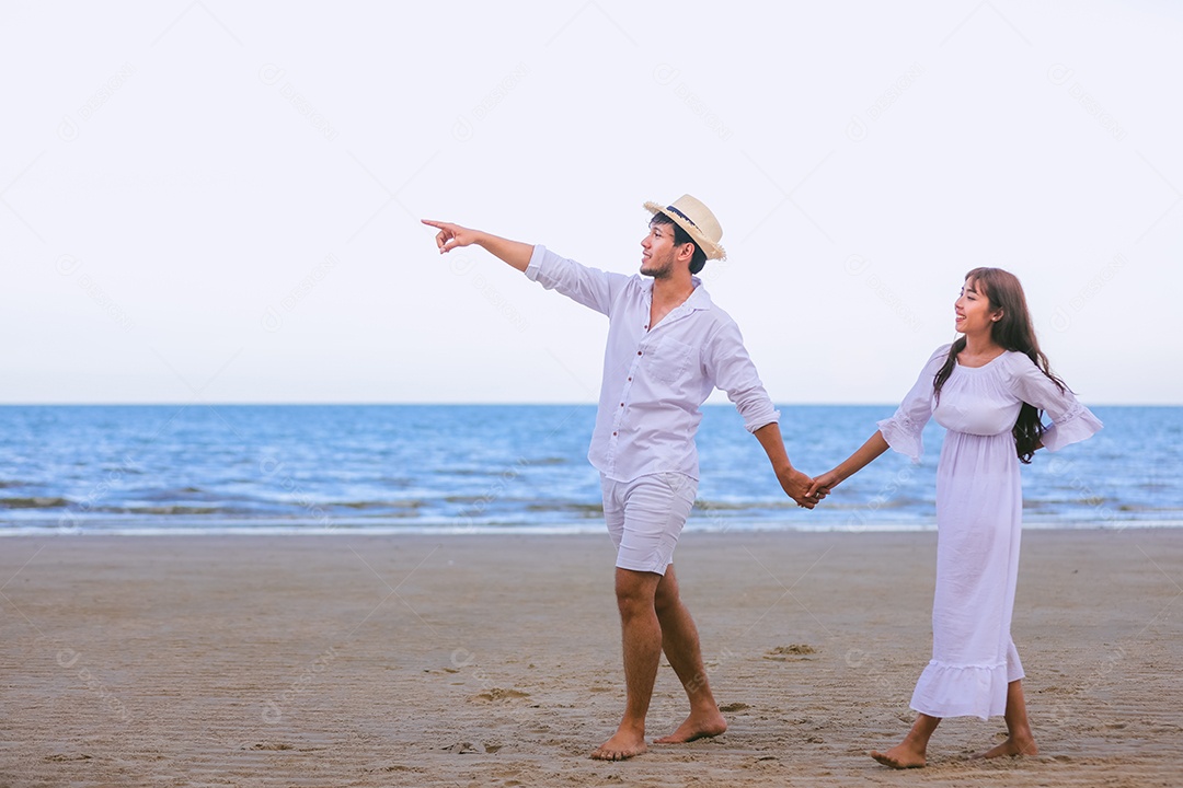 Amante de casais românticos felizes de mãos dadas andando